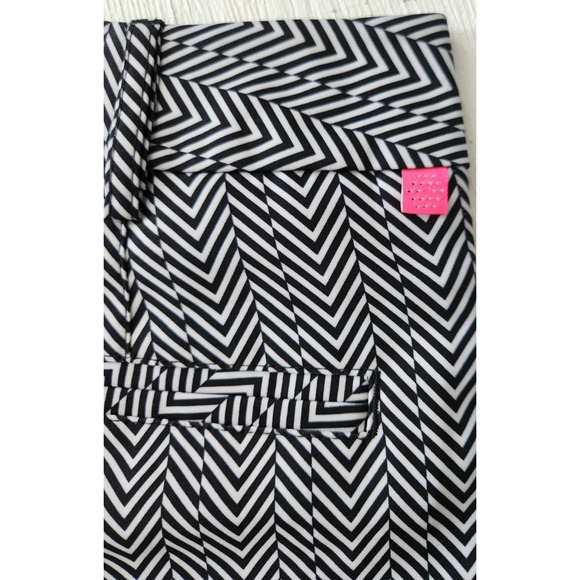 Puma Women's Black & White Geometric Chevron Print Outdoor Short (sample item) - Picture 6 of 8